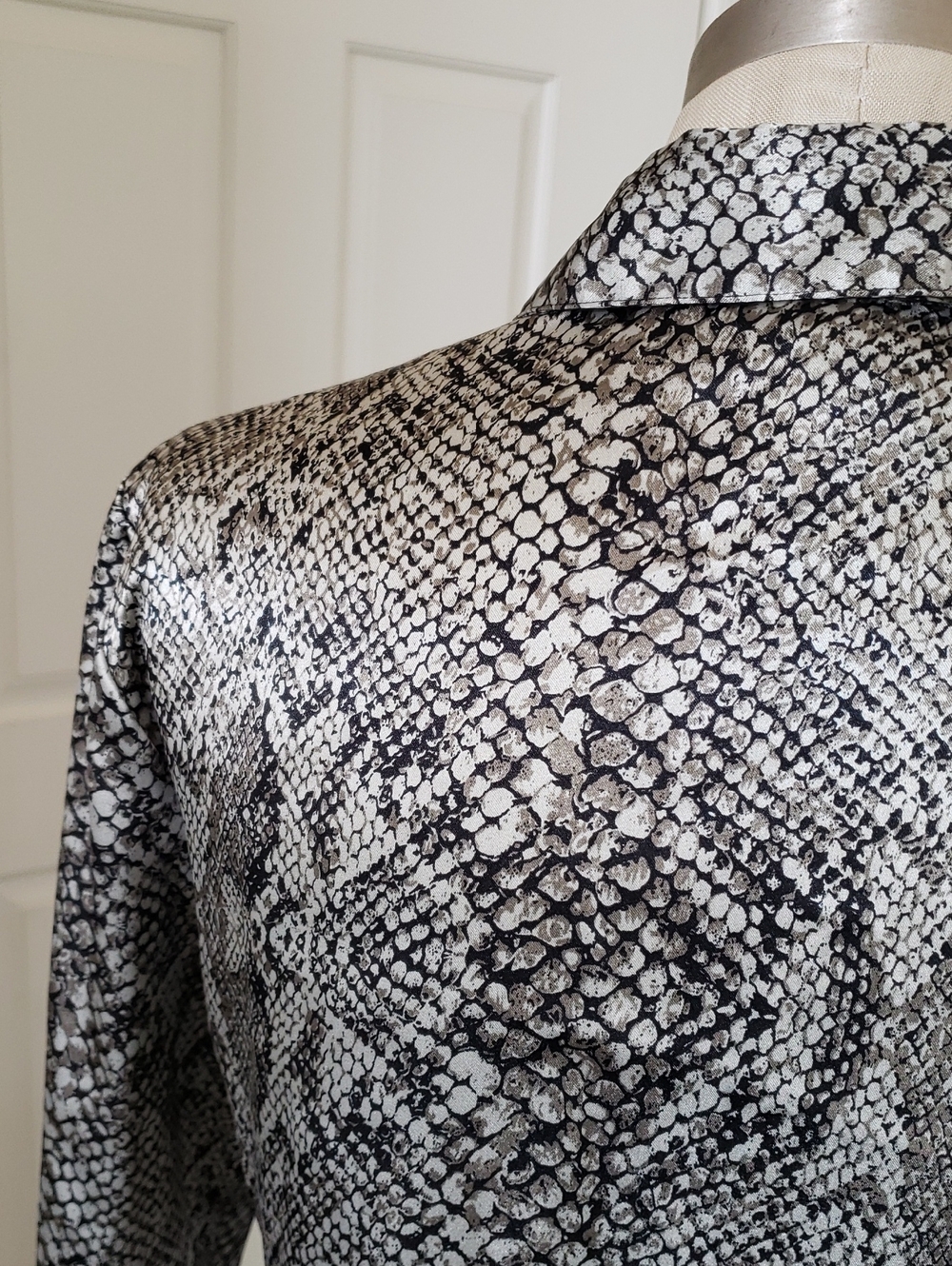 Vintage Notations Silky Snake Print Button Down Blouse Grey White Petite Small - Picture 11 of 15